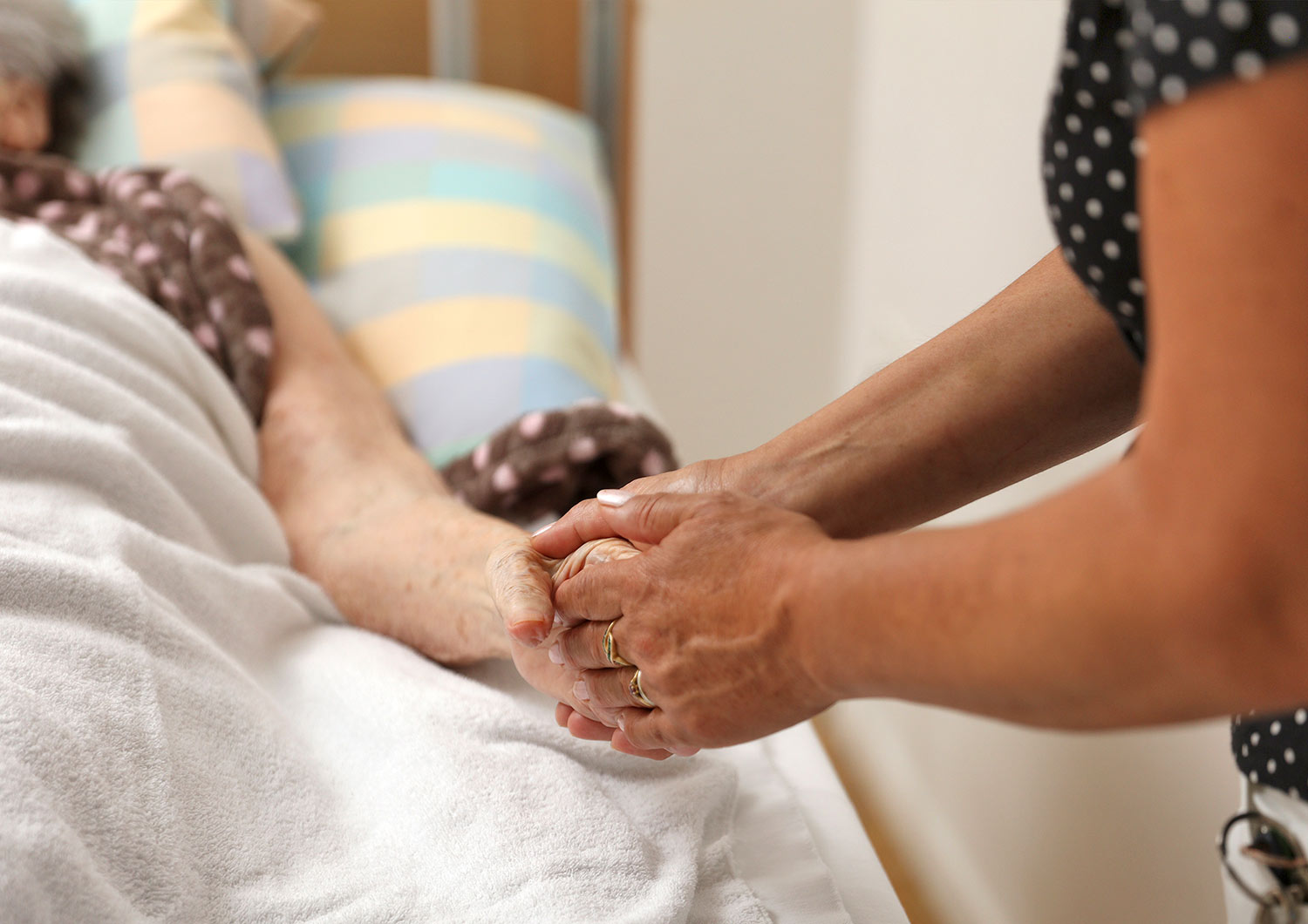 pflegefachperson beim pflegen einer Seniorin