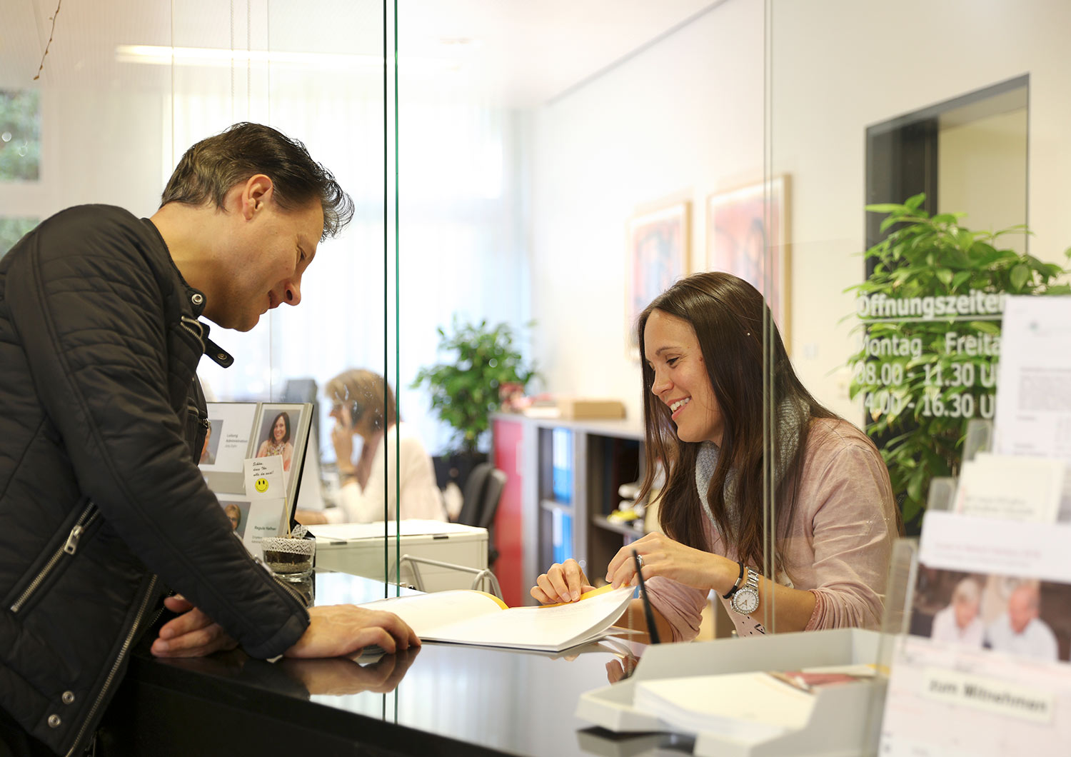 Mitarbeiterin an der Anmeldung des Pflegeheims Madle am empfang