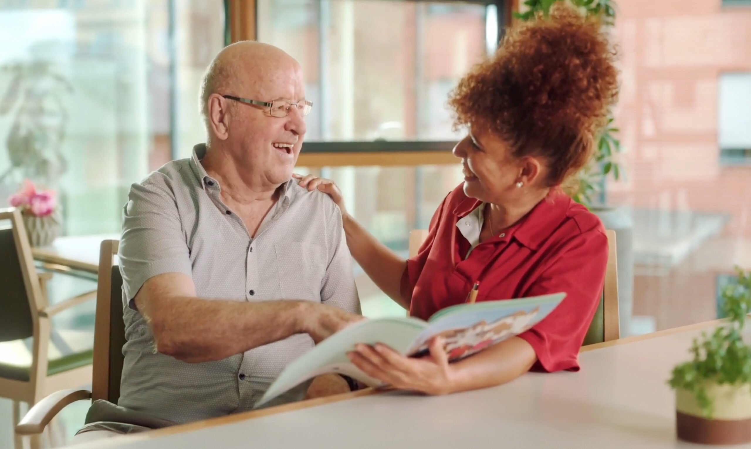 Pflegefachperson unterstützt Senior im Madle, betreutes Seniorenwohnen